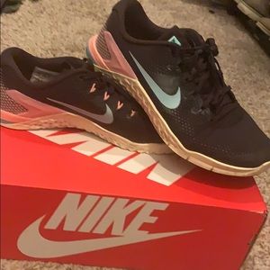 Metcon tennis shoes.